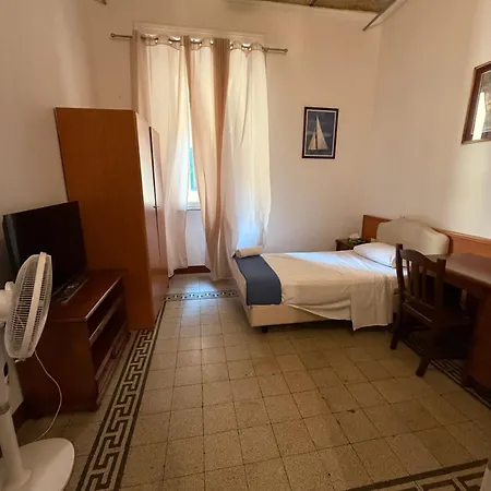 Hostal Emanuela *