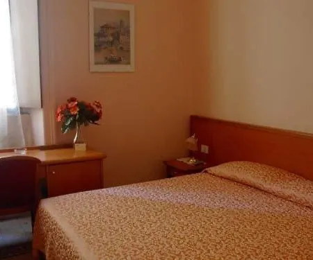 Emanuela Hostal Roma